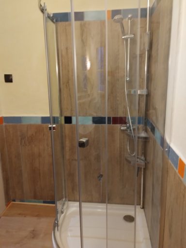 Dusche im Badezimmer