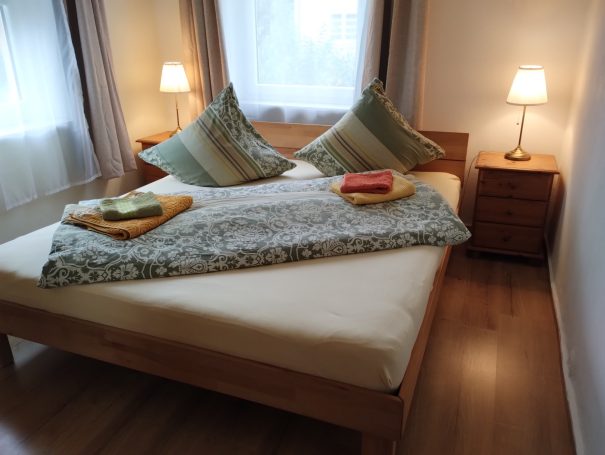 Schlafzimmer mit Kingsizebett