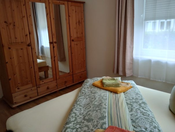 Schlafzimmer mit großem Schrank