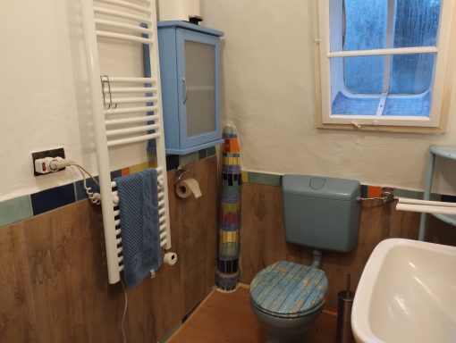 WC und Handtuchheizkörper