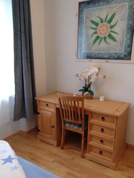 Zweites Schlafzimmer mit Schreibtisch