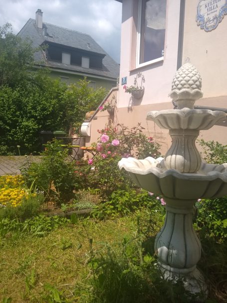Sitzen im Garten vor dem Haus