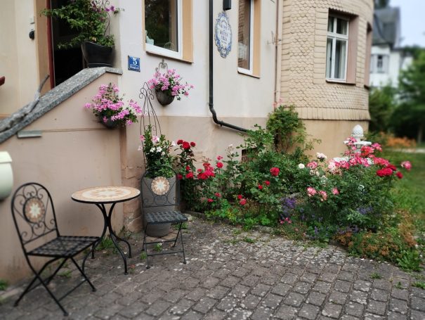 Vor dem Rosengarten sitzen